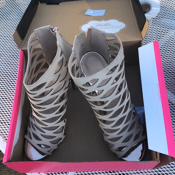 Metallic-Trim Laser Cut Dress Sandals - Picture 3 of 6